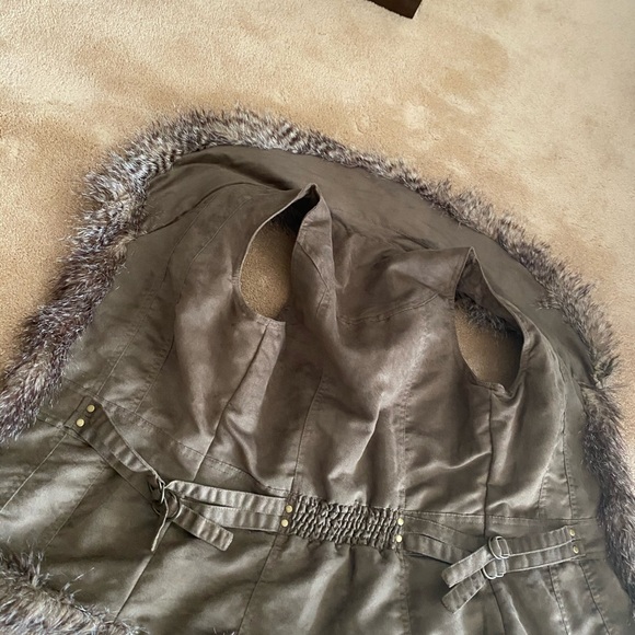 Arden B fur trim vest - Picture 4 of 4